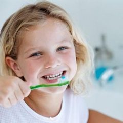 Imagem da notícia: Escovar os dentes logo ap&oacute;s as refei&ccedil;&otilde;es pode ser prejudicial