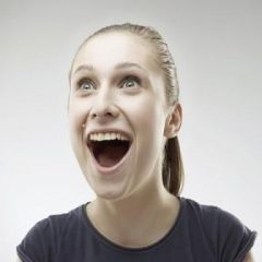 Imagem da notícia: Adultos sorriem sete vezes por dia, uma delas &eacute; falsa