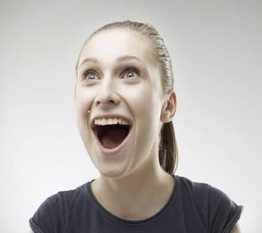 Imagem da notícia: Adultos sorriem sete vezes por dia, uma delas é falsa