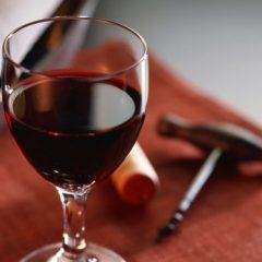 Imagem da notícia: Vinho tinto pode ajudar na luta contra c&aacute;ries?