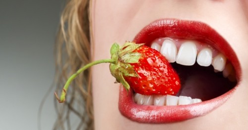 Imagem da notícia: Truques caseiros que podem tornar os dentes mais brancos
