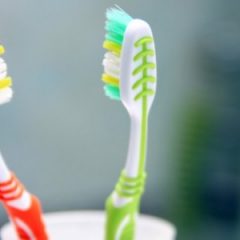 Imagem da notícia: Casa de banho &eacute; ambiente nocivo para escovas de dentes