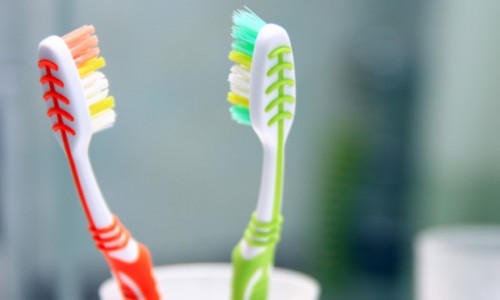 Imagem da notícia: Casa de banho é ambiente nocivo para escovas de dentes