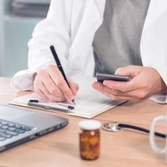 Imagem da notícia: Médicos dentistas já podem receitar via telemóvel
