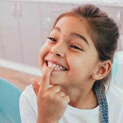 Imagem da notícia: Governo avança com cheque-dentista a partir dos 2 anos