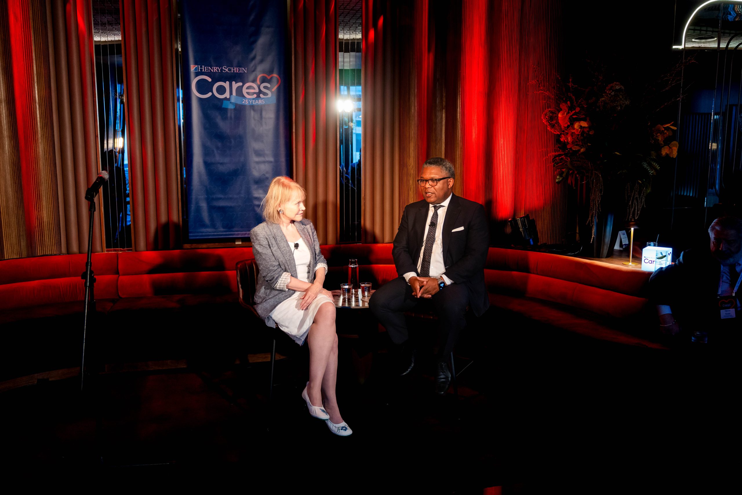Imagem da notícia: Henry Schein Cares comemora 25 anos de Helping Health Happen®